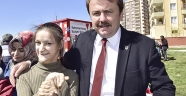 BAŞKAN ERKOÇ ÖZEL ÇİÇEKLERLE BERABER ÇİÇEK DİKTİ