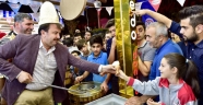 BAŞKAN ERKOÇ’TAN VATANDAŞA DONDURMA İKRAMI