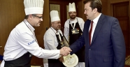 BAŞKAN ERKOÇ YEMEK YARIŞMASI ŞAMPİYONLARINI KABUL ETTİ