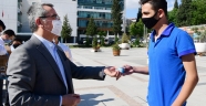 Başkan Güngör’den çocuklara dondurma