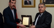 BAŞKAN MAHÇİÇEK’E “TEŞEKKÜR” PLAKETİ