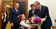 BAŞKAN OKAY, GÖREVİNİ İLKOKUL ÖĞRENCİSİ ÇİĞDEM'E DEVRETTİ
