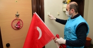 BAŞKAN OKAY, MİNİK ÖĞRENCİNİN BAYRAK İSTEĞİNİ KIRMADI