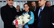 BAŞKAN OKAY, ÖĞRENCİLERİN KARNE SEVİNCİNİ PAYLAŞTI