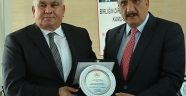 BAŞKAN TOLLU’YA BİR ÖDÜL DE KAMU DER’DEN