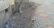 BİR EVİN İSTİNAT DUVARI ÇÖKTÜ