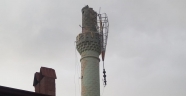 Burdur'da şiddetli rüzgar nedeniyle cami minaresinin külahı yerinden söküldü