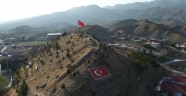 ÇAĞLAYANCERİT KAYMAKAMLIĞI TARAFINDAN İLÇEYE DEV TÜRK BAYRAĞI DİKİLDİ