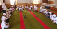ÇOCUKLAR CAMİYE KOŞARAK GELİYOR