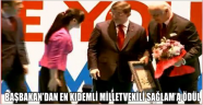 DAVUTOĞLU'NDAN SAĞLAM'A ÖDÜL