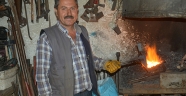 Demirci ustasının Ramazan'da sıcakla imtihanı