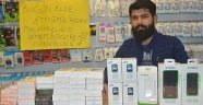 Depremzedelere cep telefonu ve aksesuar göndererek destek oldu