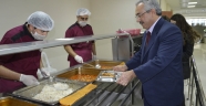 Deveci;Yemek Kuyruğuna Girdi