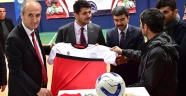 DULKADİROĞLU'NDAN AMATÖR SPOR KULÜPLERİNE MALZEME YARDIMI