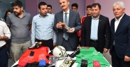 DULKADİROĞLUNDAN AMATÖR SPOR KULÜPLERİNE MALZEME YARDIMI