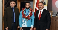 Dünya Şampiyonu Güreşçi Memleketinde Coşkuyla Karşılandı