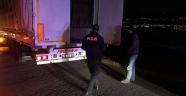 Ehliyeti yetersiz olan tır sürücüleri uygulama noktasına girmeyince yakalandı