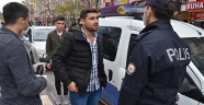 Ehliyetsiz sürücü polisi görünce yan koltuğa geçse de kurtulamadı