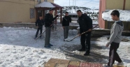 Ekinözü’nde Karla Kaplanan Bahçeyi Öğrenciler Temizledi.