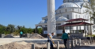 ERDEMLİ BELEDİYESİ ÇEŞMELİ CAMİ VE KIZ KUR-AN KURSUNUN BAHÇESİNİ DÜZENLEDİ