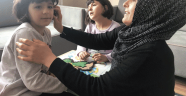 Fedakar anne, otistik ikizlerini topluma kazandırmak için mücadele ediyor