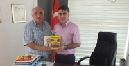 Gazeteci Bekir Doğan – İsmail Şeref Alkış’a kitaplarını sundu..