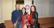 Görme engelli kızıyla bağlamanın tellerine dokunuyor