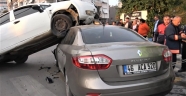 Hızını alamayan otomobil karşı şeritteki otomobilin üzerine düştü