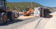 Hububat yüklü tırın dorsesi yan yattı