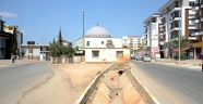 İki yol arasında kalan cami dikkati çekiyor
