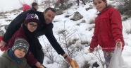 İlkokul öğrencileri doğaya hayvanlar için yem bıraktı