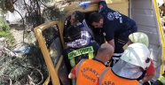Isparta'da kamyon şarampole devrildi: 3 yaralı