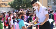 Jandarma ekipleri öğrencileri sevindirdi