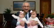 Kahramanmaraş’ın İlk Tüp Bebekleri Asya ve Arya, Rektör Deveci’yi Ziyaret Etti