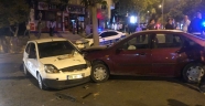Kahramanmaraş’ta ehliyetsiz sürücünün kullandığı otomobil 6 araca çarptı.