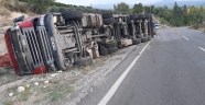 Kahramanmaraş’ta hurda yüklü tır devrildi: 2 yaralı