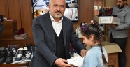 Kahramanmaraş’ta ihtiyaç sahibi öğrencilere ayakkabı ve mont yardımı