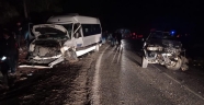 Kahramanmaraş’ta minibüs ile kamyonet çarpıştı: 15 yaralı
