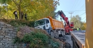 Kahramanmaraş’ta zift yüklü kamyon bahçe duvarına çarptı