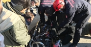 Kahramanmaraş'ta ayağı motosiklet jantına sıkışan sürücüyü itfaiye kurtardı