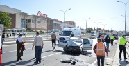 Kahramanmaraş'ta aydınlatma direğine çarpan otomobildeki 3 kişi yaralandı.