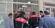 Kahramanmaraş'ta bankanın camına yorgun mermi isabet etti