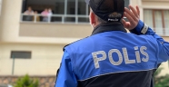 Kahramanmaraş'ta bir çocuk sitede gördüğü polislere 23 Nisan şiiri okudu