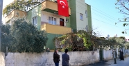 Kahramanmaraş'ta cinayet zanlısının saldırısında şehit olan polisin Osmaniye'deki babaevine Türk bayrakları asıldı