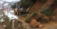 Kahramanmaraş'ta dağdan kopan kaya parçalarının kapattığı yol temizlendi