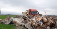 Kahramanmaraş'ta devrilen tır yolu trafiğe kapattı