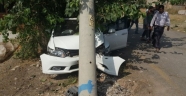 Kahramanmaraş'ta elektrik direğine çarpan otomobilin sürücüsü yaralandı
