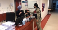 Kahramanmaraş'ta jandarma ekipleri sağlıkçılara çiçek dağıttı