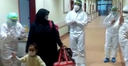 Kahramanmaraş'ta koronavirüsü yenen 4 yaşındaki çocuk alkışlarla taburcu edildi