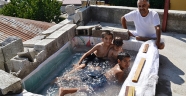 Kahramanmaraş'ta Kovid-19 nedeniyle denize gidemeyen aile, terasa çocuklar için havuz yaptı